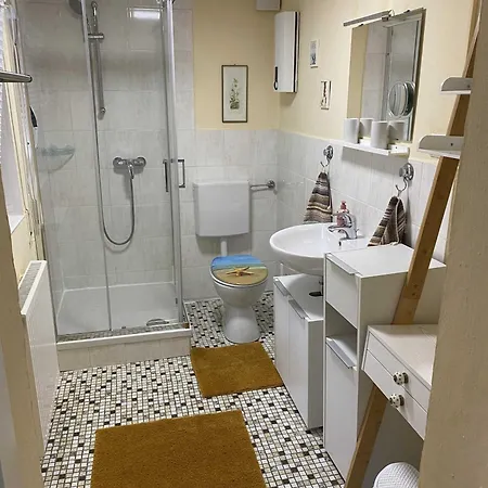 Cornelia Apartment *