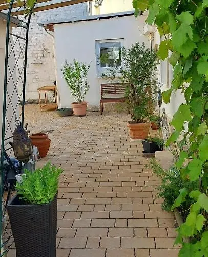 Cornelia Apartment *